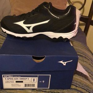 Beautiful Brand NEW! Pair of Mizuno softball cleat